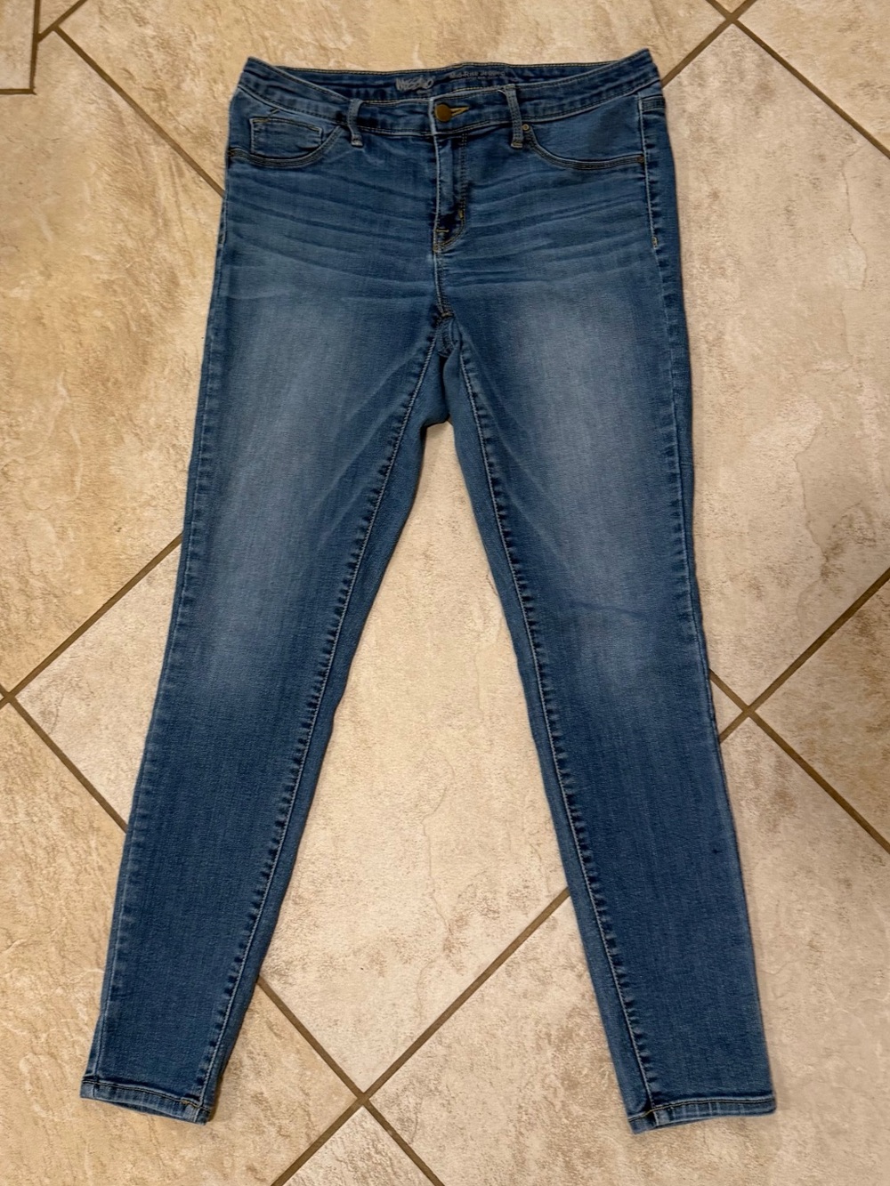 Mossimo Mid-Rise Jeggings Size 10/30R Medium Wash Skinny Jeans